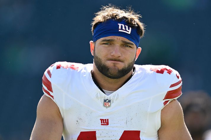 Cam Skattebo var búinn að slá í gegn hjá New York Giants en allt í einu var tímabilið búið.