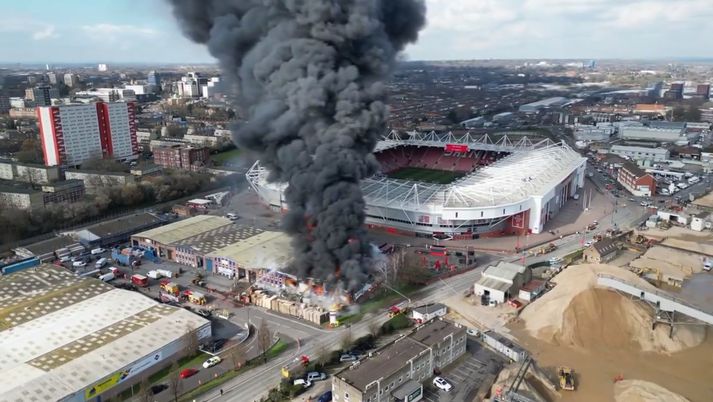 Mikill bruni varð í næsta nágrenni við St. Mary's í Southampton í dag.