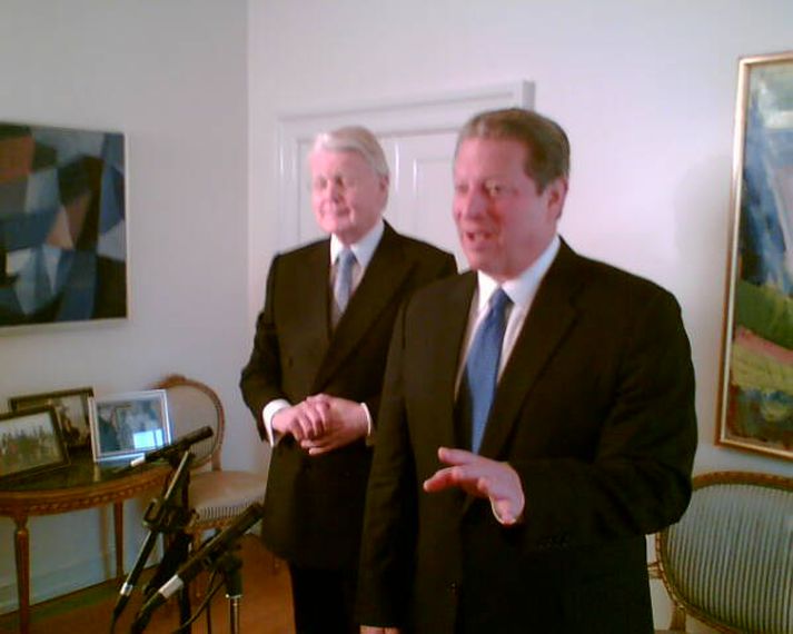 Ólafur Ragnar og Al Gore snæða nú á Bessastöðum.