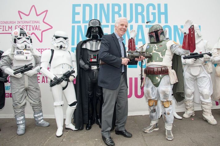 Jeremy Bulloch miðar byssu á mann í búningi mannaveiðarans Boba Fett.