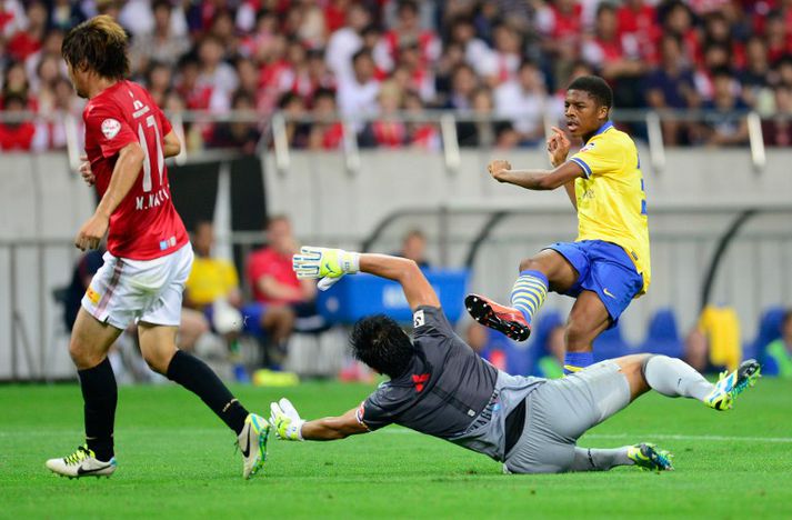 Chuba Akpom skorar sigurmarkið í Japan.