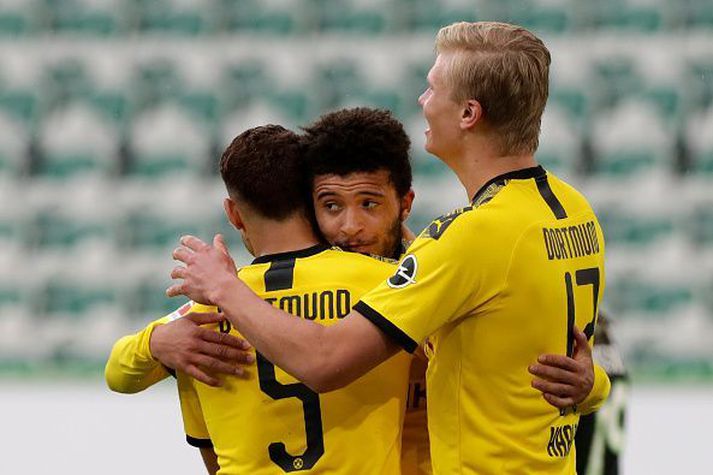 Jadon Sancho fagnar marki um helgina í leik gegn Wolfsburg.