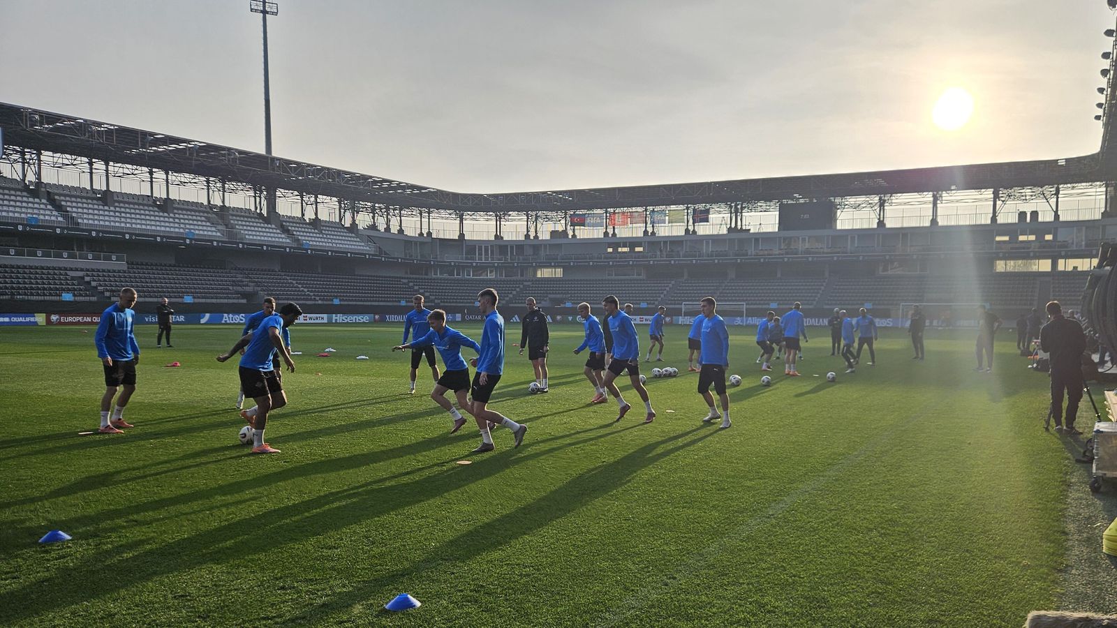 Strákarnir æfðu í sólinni í Bakú