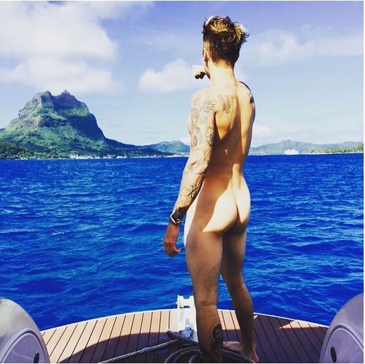 Bieber beraði bossann á Bora Bora fyrr í sumar og deildi þá þessari mynd með heiminum.