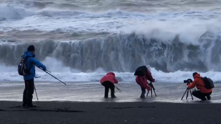 Afar hvasst var í Reynisfjöru í morgun og ölduhæð mikil.