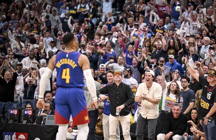 Stuðningsmenn Denver Nuggets fagna með Russell Westbrook.
