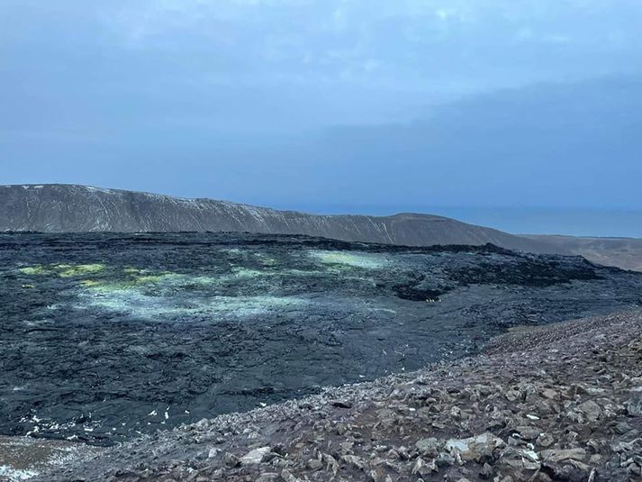 Mælt er gegn því að fólk hætti sér inn á hraunið enda undirlag nánast á hreyfingu.