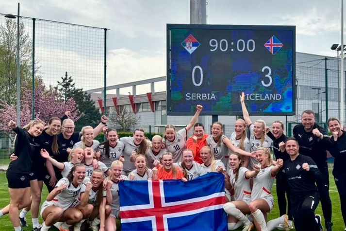 EM sætinu fagnað vel og innilega eftir 3-0 sigur í Serbíu á heimakonum