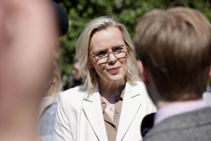 Guðrún Hafsteinsdóttir, formaður Sjálfstæðisflokksins, kíkti á mótmæli Grindvíkinga í dag. Grindavík og Hveragerði eru bæði á svæðum á efsta hættustigi í áhættumati Veðurstofu Íslands vegna eldfjallavár á Reykjanesskaga.