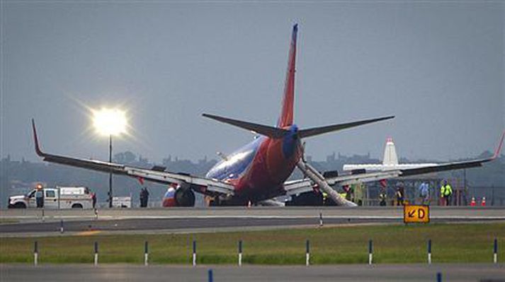 Umferð stöðvaðist á La Guardia-flugvellinum eftir slysið.