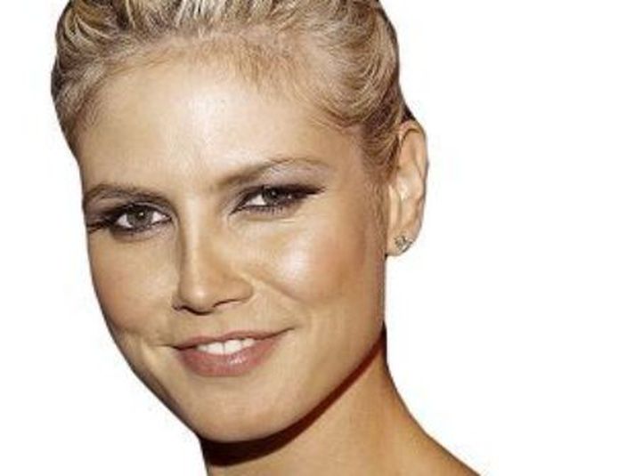 LAS VEGAS, NV - SEPTEMBER 15:  Model Heidi Klum attends the Distinctive Assets Gift Lounge at the World Music Awards at the Thomas Mack Convention Center on September 15, 2004 in Las Vegas, Nevada. (Photo by Amanda Edwards/Getty Images) *** Local Caption *** Heidi Klum