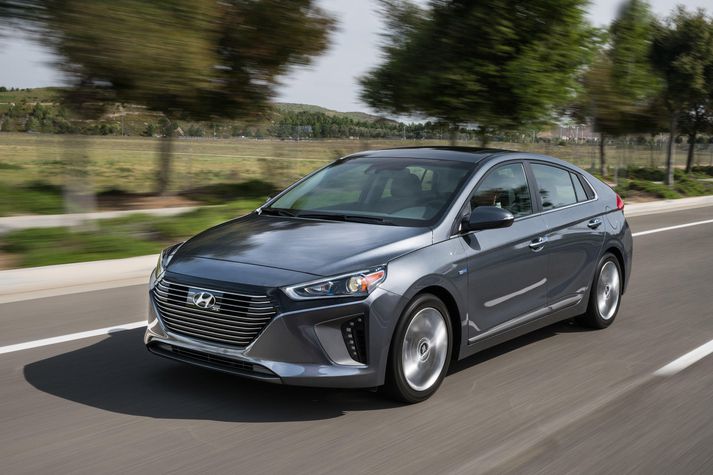 Hyundai Ionic tengiltvinnbíllinn. Hyundai Ionic fékk næst flest stigin í vali Bandalags íslsenskra bílablaðamanna í ár og telst virkilega athyglisverður bíll.