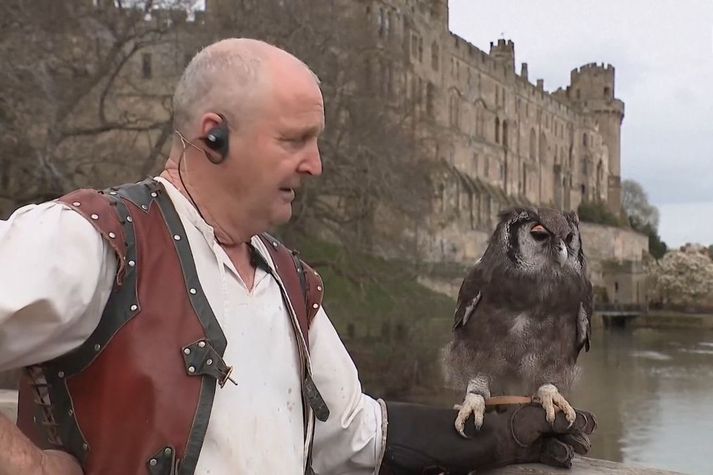 Fuglahirðirinn Chris O'Donnell ásamt Ernie sem er að hætta störfum.