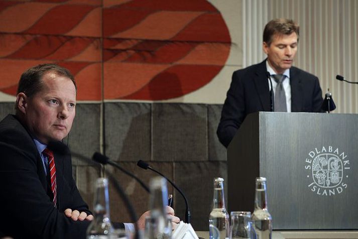 Kynna lækkun vaxta. Svein Harald Øygard seðlabankastjóri og Arnór Sighvatsson aðstoðarseðlabankastjóri kynntu ákvörðun peningastefnunefndar Seðlabanka Íslands um lækkun vaxta í gærmorgun. 