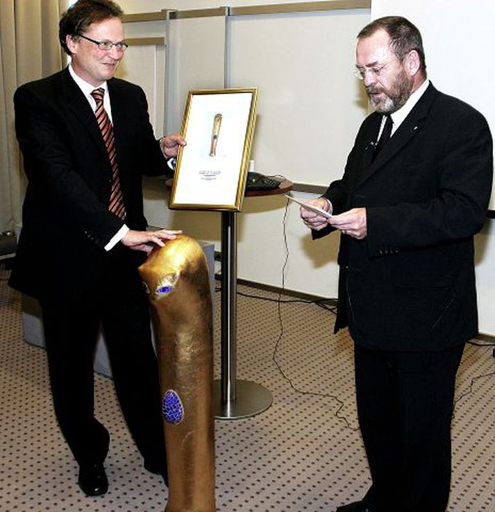 Stjórnarformaður Íslands 2006 tekur við verðlaunum Gunnlaugur Sævar Gunnlaugsson, stjórnarformaður Trygg­ingamiðstöðvarinnar, tekur við verðlaununum úr hendi Jóns Sigurðssonar, iðnaðar- og viðskiptaráðherra, á Nordica hóteli fyrir helgi. 