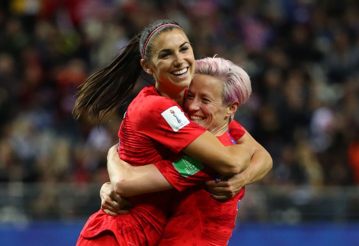 Alex Morgan, sem skoraði fimm mörk gegn Tælandi, fagnar með Megan Rapinoe sem skoraði eitt mark.