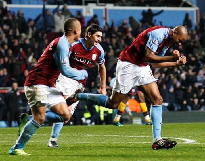 Zat Knight fagnar marki með Aston Villa.