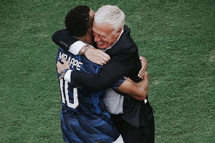 Kylian Mbappe hljóp beint til þjálfara síns Didier Deschamps eftir að Mbappe kom Frökkum yfir á móti Svíum.