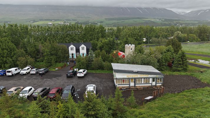 Húsið er nú á bílaplani garðsins og verður að öllum líkindum fært á varanlegan stað í vetur.