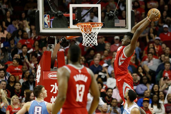 Clint Capela treður hér boltanum í körfuna.