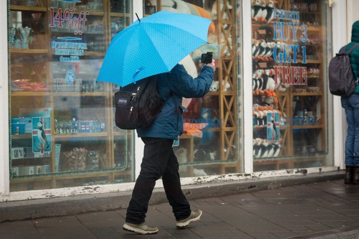 Hiti verður á bilinu sex til fimmtán stig á landinu í dag.