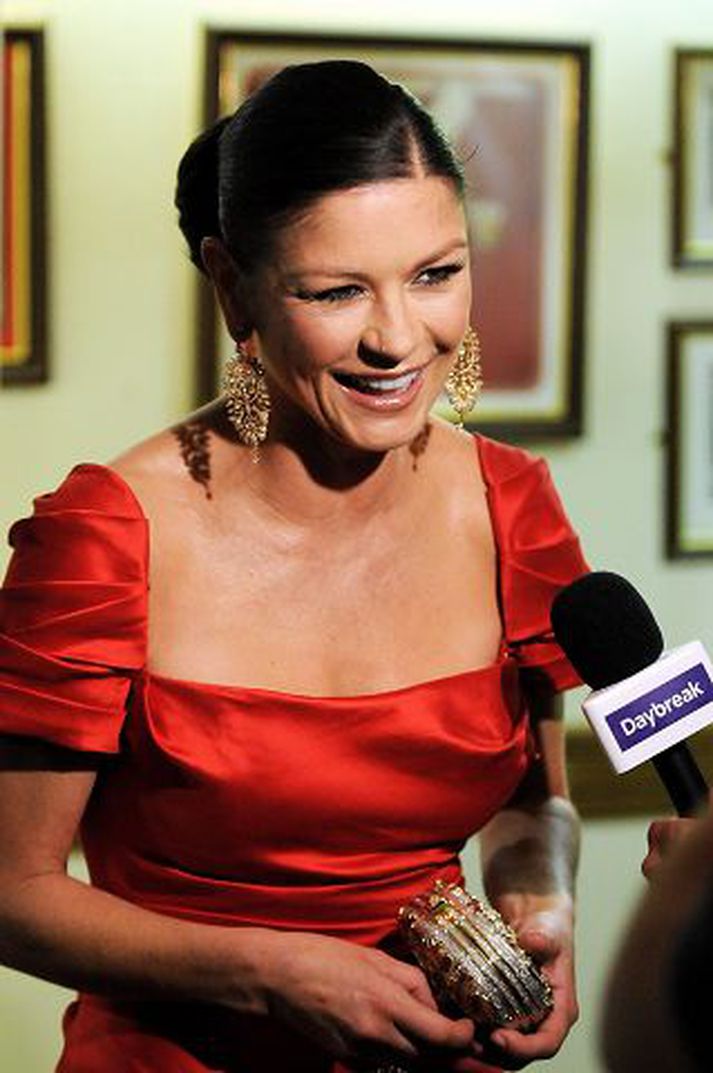 Catherine Zeta-Jones hefur verið greind með geðhvörf og hefur af þeim sökum ákveðið að leggjast inn á geðdeild í skamman tíma. Bresk geðsamtök hrósa leikkonunni fyrir hugrekki sitt; að hafa ekki farið í felur með sjúkdóminn.
NordicPhotos/Getty