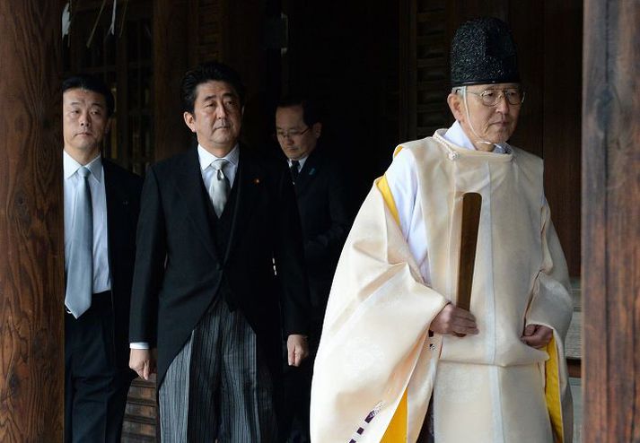 Shinzo Abe, forsætisráðherra Japans, fylgir í kjölfar shinto-prests í Yasukuni-hofinu í Tókýó á fimmtudaginn var.