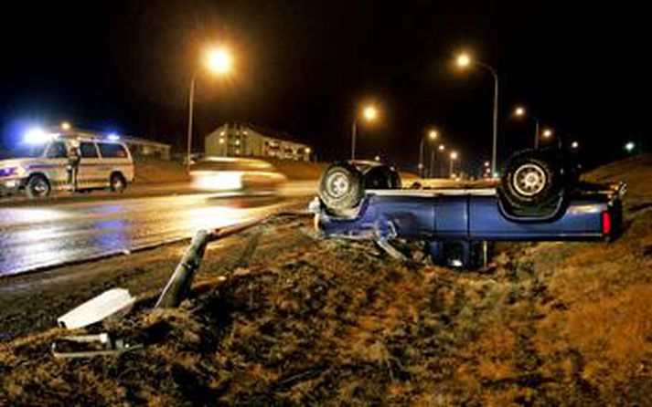 Bíllinn valt þegar hann var nýkominn yfir Gullinbrú.