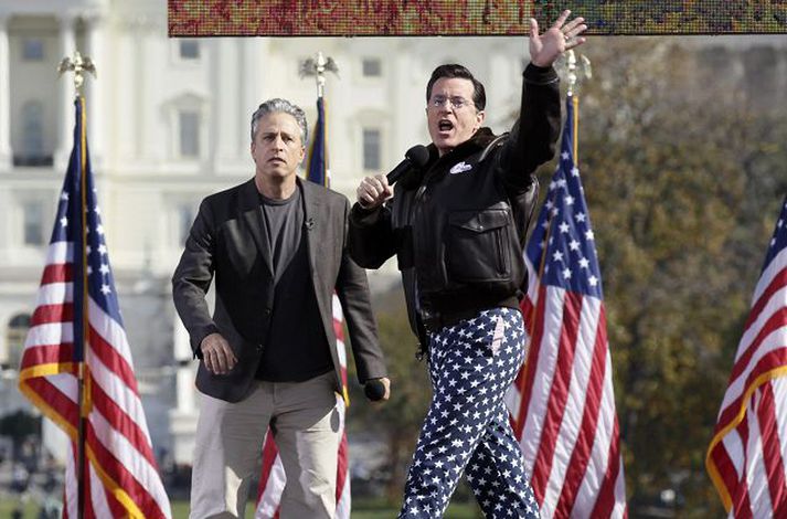 Spjallþáttastjórnendurnir JStewart og Stephen Colbert héldu á laugardag fjölmennasta landsins í Washington.  Fréttablaðið/AP