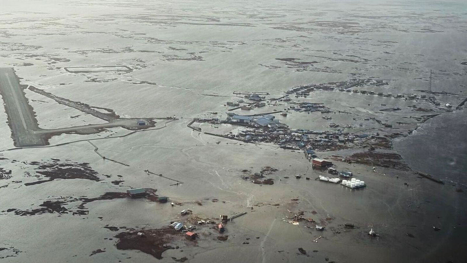 Tugi heimila sópaði út á haf í Alaska