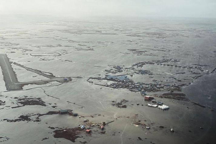 Frá Kipnuk í Alaska þar sem sjór gekk langt upp á land.