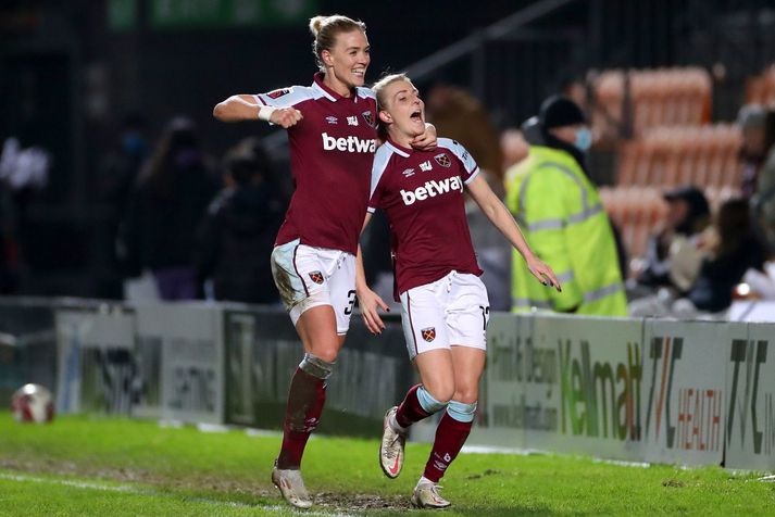 Dagný Brynjarsdóttir fagnar marki ásamt liðsfélaga sínum Kate Longhurst í leik West Ham á móti Tottenham í ensku úrvalsdeildinni á nýloknu tímabili.