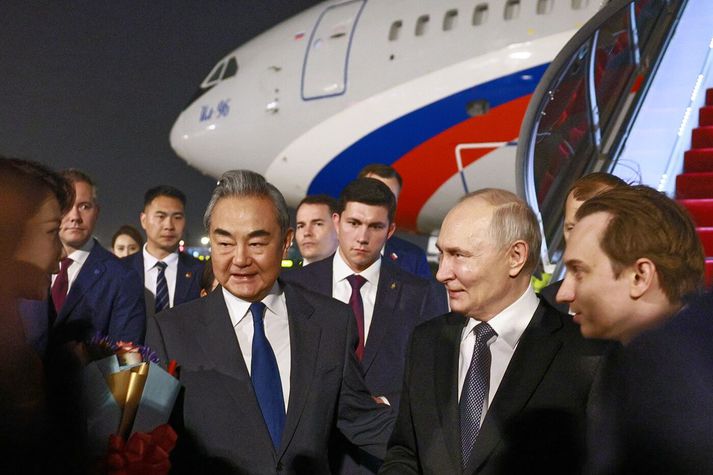 Vladimír Pútín, forseti Rússlands, og Wang Yi, utanríkisráðherra Kína.