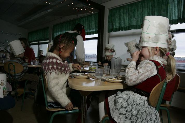 Hér gæða leikskólabörn á Garðaborg sér á þorramat. Hlutfallslega minna er áætlað á börn á leikskólum en til að mynda á frístundaheimilum borgarinnar. 