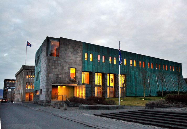 Grunur leikur á að maðurinn hafi gefið upp rangar persónuupplýsingar. 