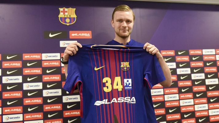 Aron Pálmarsson með Barcelona-búninginn sem verður númer 34.