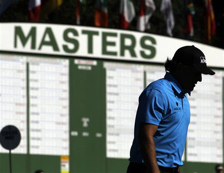 Phil Mickelson, sem hefur titil að verja á Mastersmótinu í golfi, verður í ráshóp með Geoff Ogilvy og áhugamanninum Peter Uihlein á fyrstu tveimur keppnisdögunum á fyrsta risamóti ársins.