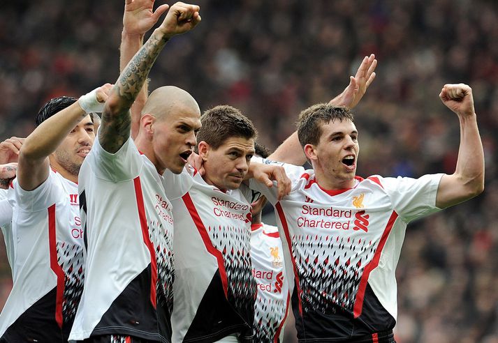 Gerrard fagnar með félögum sínum í dag.
