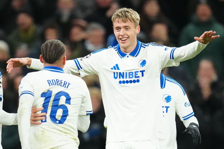 Hinn sautján ára gamli Viktor Bjarki Daðason fagnar hér sögulegu marki sínu í Meistaradeildinni í kvöld.