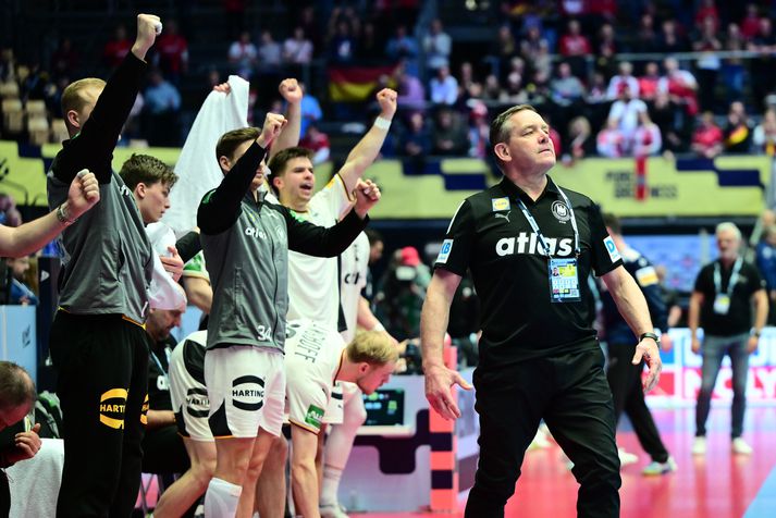 Alfreð Gíslason sést hér á hliðarlínunni í sigrinum á Portúgal þar sem hann stýrði þýska liðinu til sigurs.