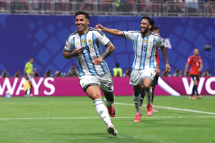 Enzo Fernandez fagnar sigurmarki sínu fyrir argentínska landsliðið á móti Egyptum í sextán liða úrslitum HM.