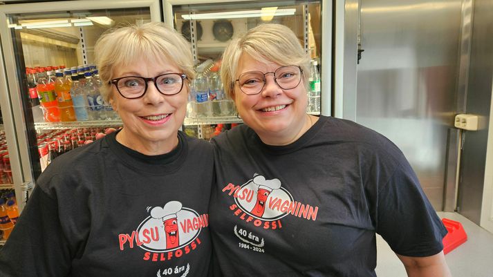 Mæðgurnar Ingunn Guðmundsdóttir og Þórdís Sólmundardóttir, sem fagna 40 ára afmæli Pylsuvagnsins á Selfossi í dag, 9. júní.