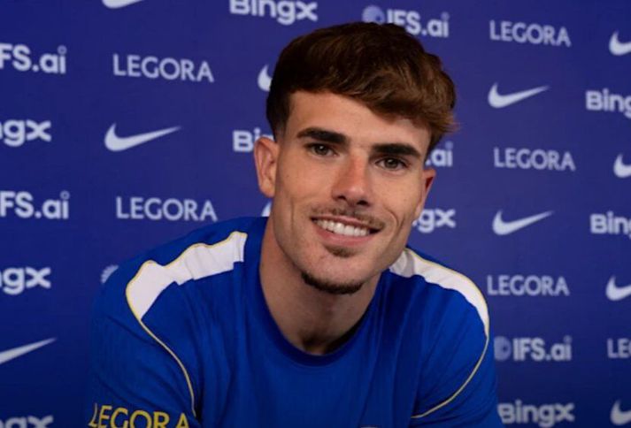 Pep Chavarria sést hér kominn í Chelsea-búninginn.