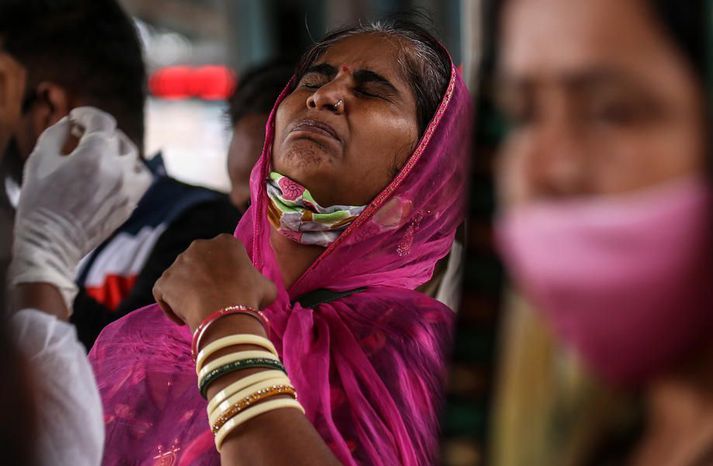 Kona skimuð við komuna á Dadar-lestarstöðina í Mumbai.