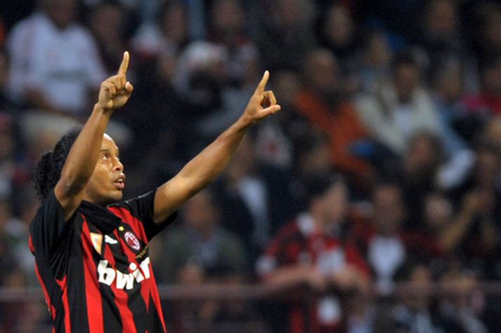 Ronaldinho fagnar marki sínu í kvöld.