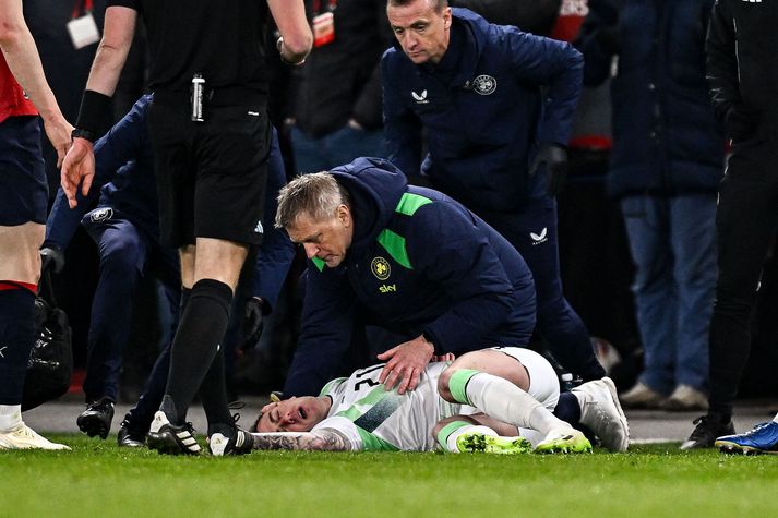 Heimir Hallgrímsson hugar hér að Sammie Szmodics sem fékk slæmt höfuðhögg stuttu eftir að hann kom inn á völlinn.