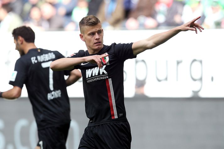 Alfreð Finnbogason fagnar markinu gegn Wolfsburg.
