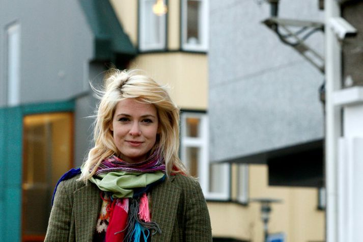 Bryndís björgvinsdóttir fékk styrk fyrir barnabókina Flugan sem stöðvaði stríðið.