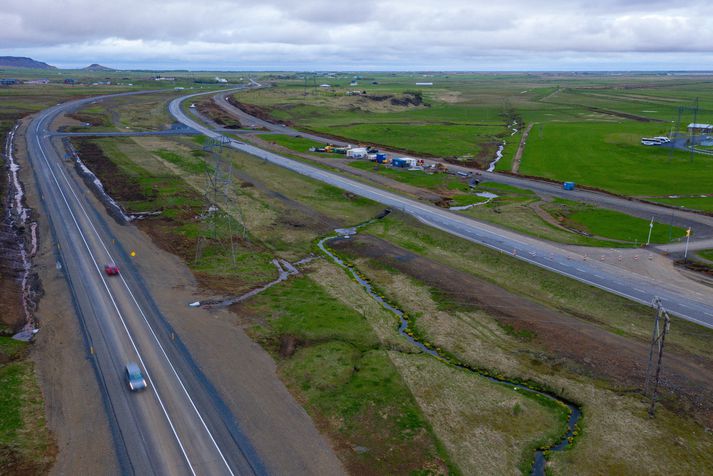 Suðurlandsvegur er stíflaður til austurs.