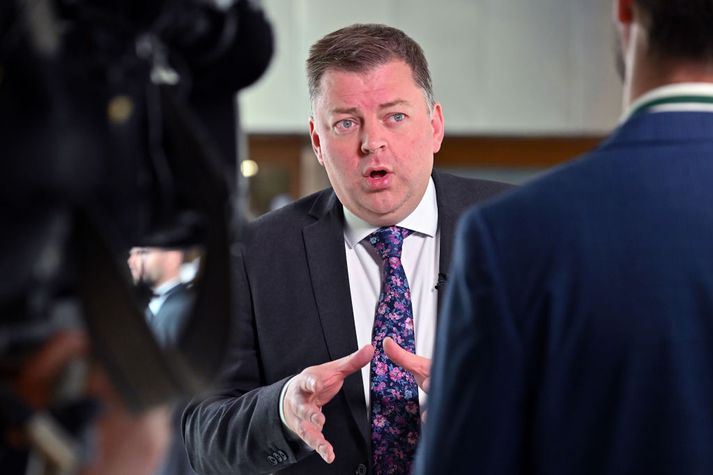Skoski þingmaðurinn Colin Smyth er í töluverðu klandri eftir að lögreglan greip hann með klúrar myndir af börnum og hann reyndist hafa komið falinni myndavél fyrir á klósetti skoska þingsins.